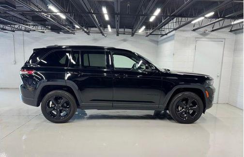 Diamond Black Crystal Pearlcoat 2023 Jeep Grand Cherokee Altitude