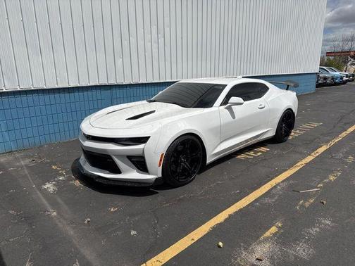 Summit White 2017 Chevrolet Camaro 2SS