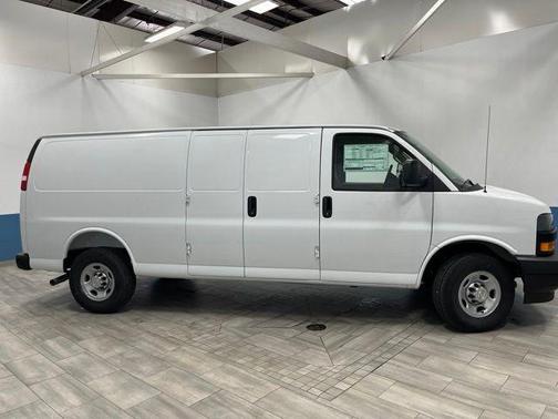 Summit White 2026 Chevrolet Express 3500 Work Van