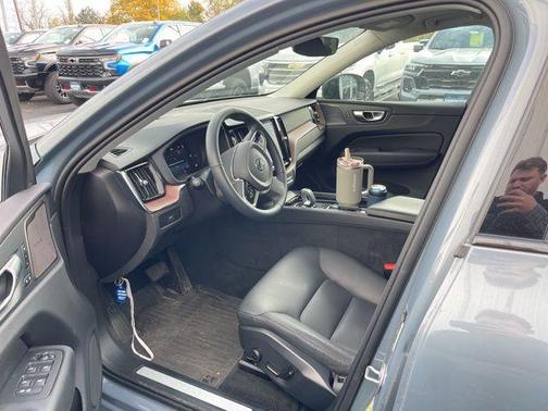 2024 Volvo XC60 B5 Plus Dark Theme