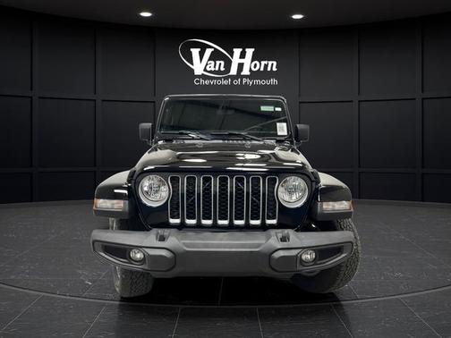 Black Clearcoat 2022 Jeep Gladiator Overland