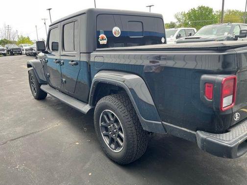 Black Clearcoat 2022 Jeep Gladiator Overland