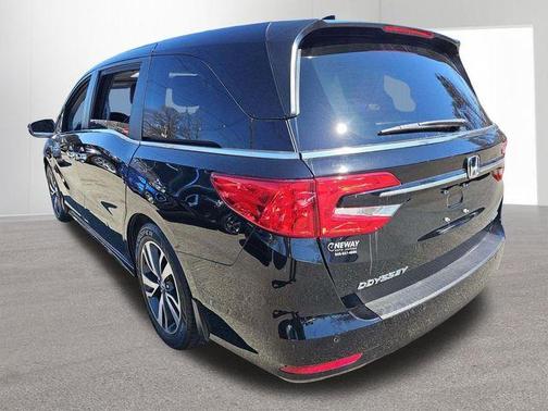 Crystal Black Pearl 2024 Honda Odyssey Touring