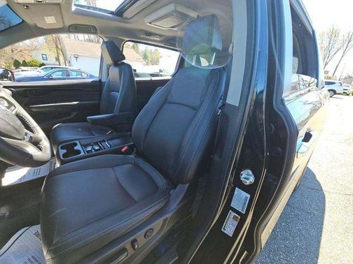 Crystal Black Pearl 2024 Honda Odyssey Touring