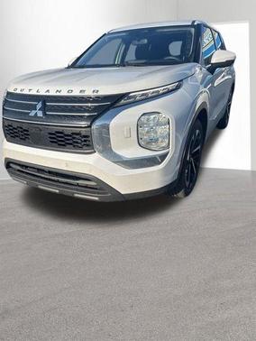 White Diamond 2022 Mitsubishi Outlander ES