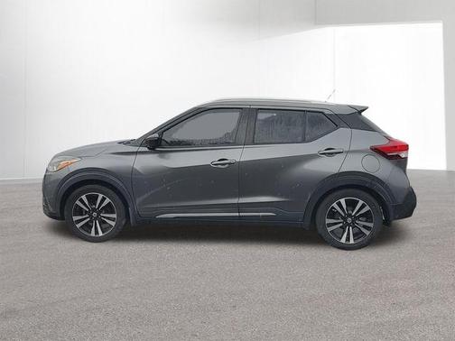 Gun Metallic 2018 Nissan Kicks SR