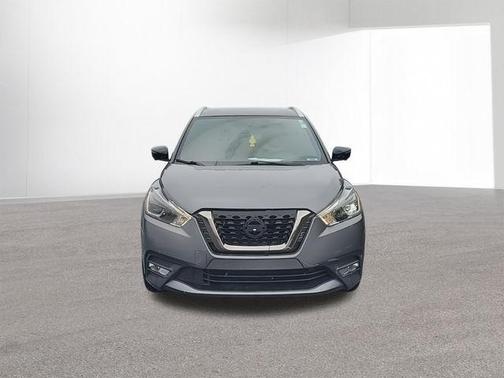 Gun Metallic 2018 Nissan Kicks SR