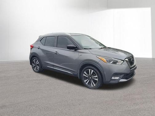 Gun Metallic 2018 Nissan Kicks SR
