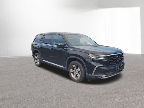 Crystal Black Pearl 2023 Honda Pilot EX-L 8-Passenger