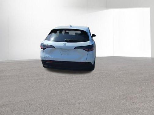 Platinum White Pearl 2023 Honda HR-V LX