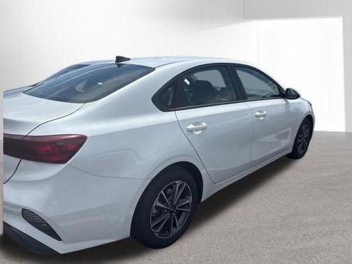 Snow White Pearl 2023 Kia Forte LXS