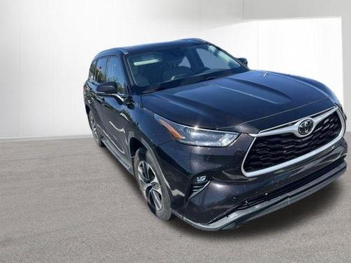 Opulent Amber 2021 Toyota Highlander XLE