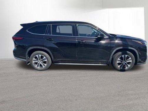 Opulent Amber 2021 Toyota Highlander XLE