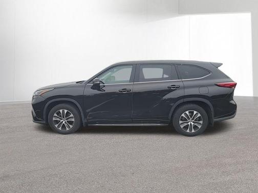 Opulent Amber 2021 Toyota Highlander XLE