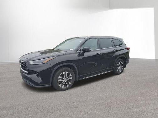 Opulent Amber 2021 Toyota Highlander XLE