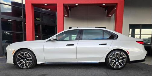 2023 BMW 740 i