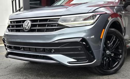 Platinum Gray Metallic 2022 Volkswagen Tiguan 2.0T SE R-Line Black