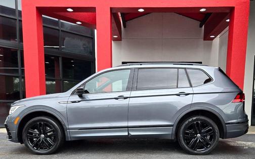Platinum Gray Metallic 2022 Volkswagen Tiguan 2.0T SE R-Line Black