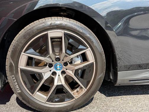 Black Sapphire Metallic 2024 BMW i5 eDrive40