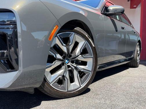 Carbon Black Metallic 2024 BMW i7 xDrive60