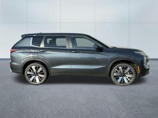 Graphite Gray 2026 Mitsubishi Outlander SE