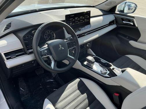 Diamond White 2026 Mitsubishi Outlander SE