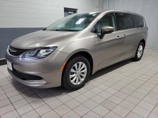 Photo 5 of 41 of 2017 Chrysler Pacifica Touring
