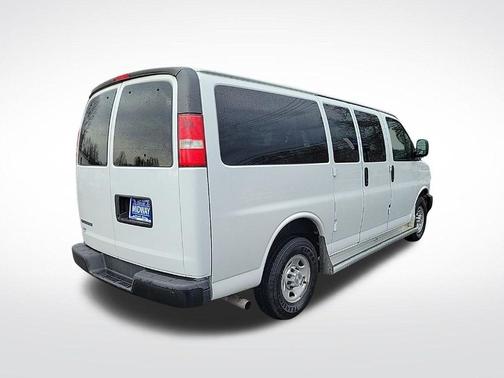 Summit White 2017 Chevrolet Express 2500 LS