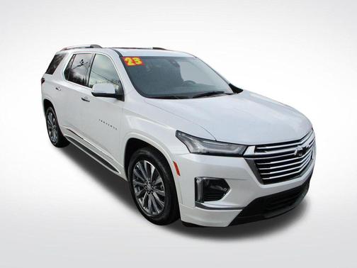 Iridescent Pearl Tricoat 2023 Chevrolet Traverse Premier
