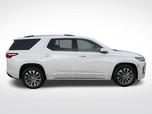 Iridescent Pearl Tricoat 2023 Chevrolet Traverse Premier