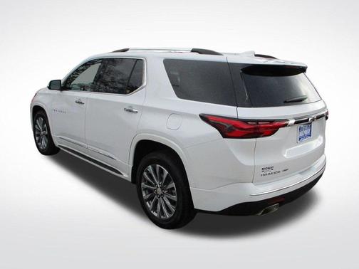 Iridescent Pearl Tricoat 2023 Chevrolet Traverse Premier