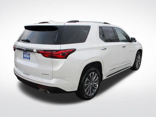Iridescent Pearl Tricoat 2023 Chevrolet Traverse Premier