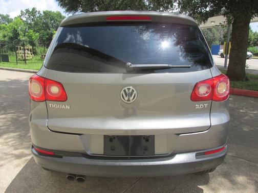 Gray 2011 Volkswagen Tiguan SE