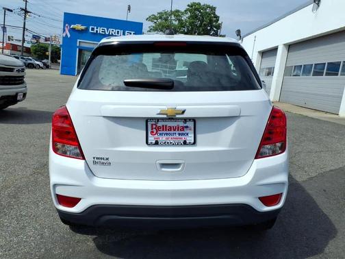 Summit White 2019 Chevrolet Trax LS