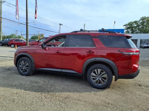 2022 Nissan Pathfinder SV