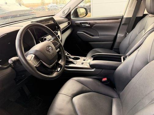 Moon Dust 2023 Toyota Highlander Hybrid Limited