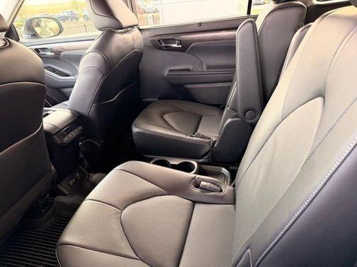 Moon Dust 2023 Toyota Highlander Hybrid Limited