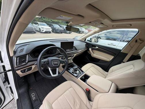 Ibis White 2023 Audi Q5 45 S line Premium Plus