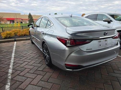 2022 Lexus ES 300h Base