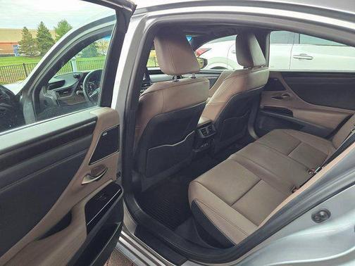 2022 Lexus ES 300h Base