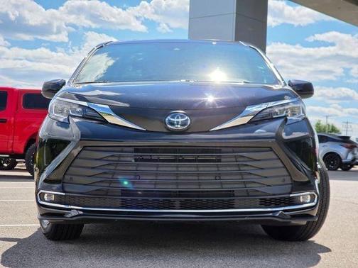 Midnight Black Metallic 2023 Toyota Sienna XLE