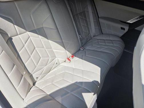 Mineral White Metallic 2025 BMW 760 xDrive