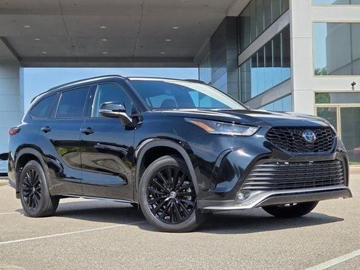 Midnight Black Metallic 2023 Toyota Highlander XSE