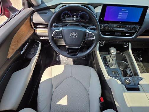 Pearl 2024 Toyota Grand Highlander Platinum