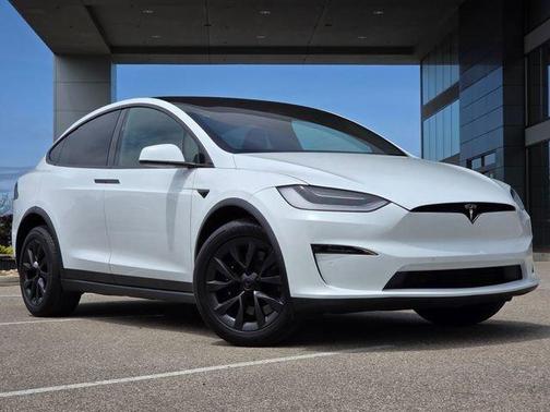Pearl White Multi-Coat 2023 Tesla Model X Standard Range