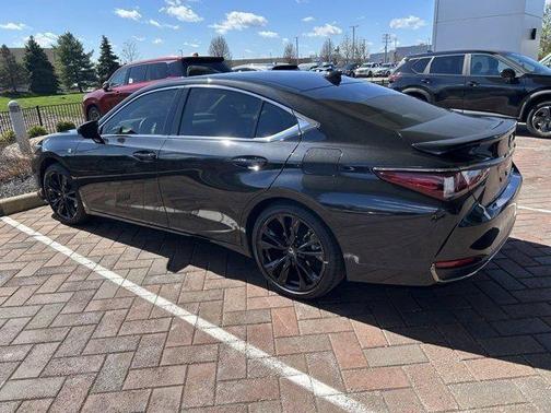 2023 Lexus ES 300h F SPORT Handling