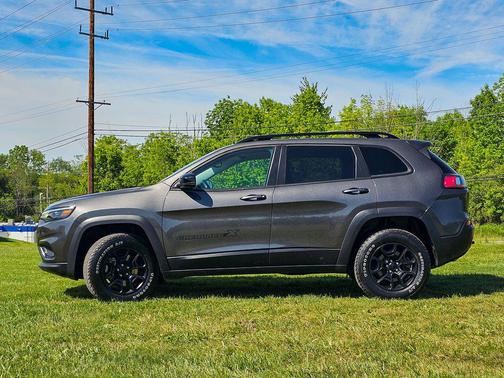 Granite Crystal Metallic Clearcoat 2022 Jeep Cherokee X 4x4