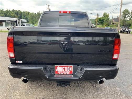 Brilliant Black Crystal Pearlcoat 2018 RAM 1500 Big Horn