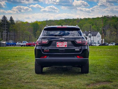 Diamond Black Crystal Pearlcoat 2022 Jeep Compass Latitude Lux