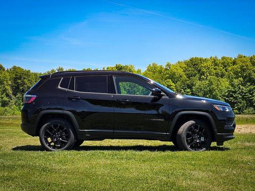 Diamond Black Crystal Pearlcoat 2026 Jeep Compass Latitude